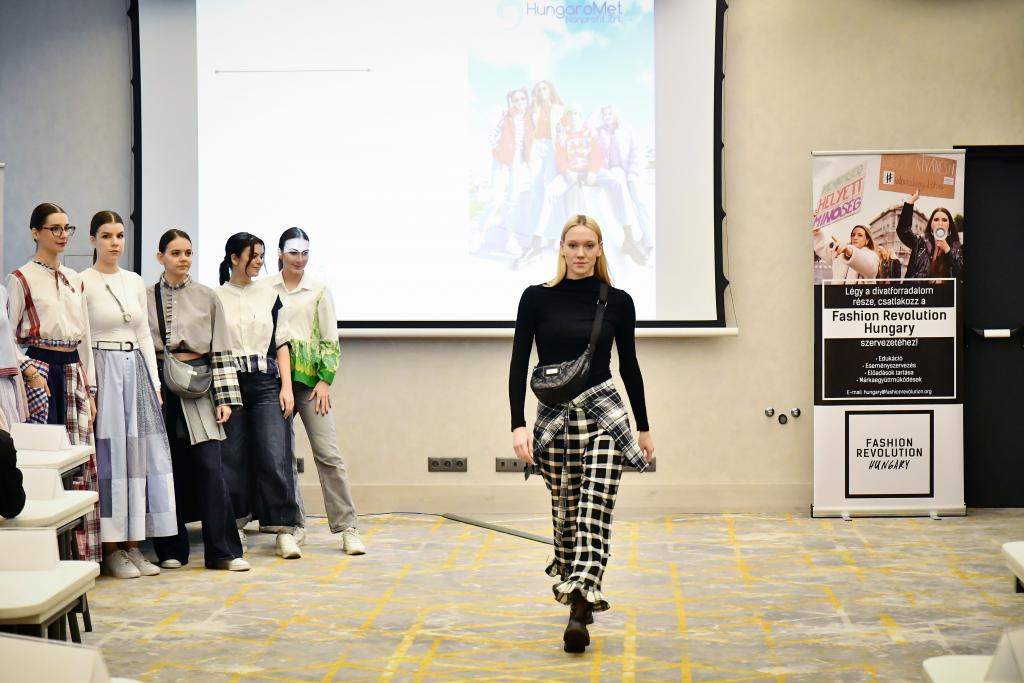 Divatbemutató - Keresd a jelet! ökocímkeverseny - 2025 Divatbemutató - Keresd a jelet! ökocímkeverseny - 2025